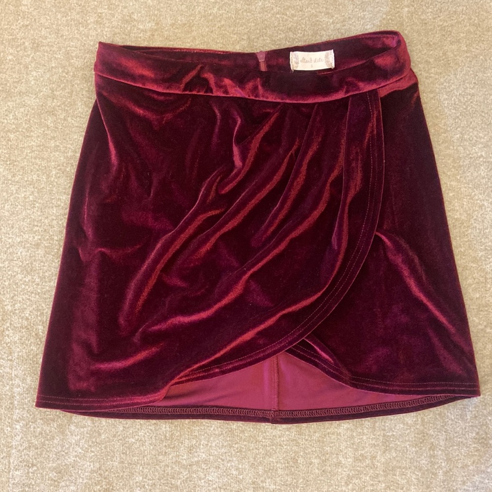 Mini maroon skirt